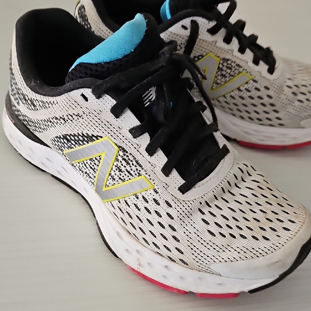 New Balance White/Black Sneakers with Yellow Accents Adzorb 680. Sz 7.5